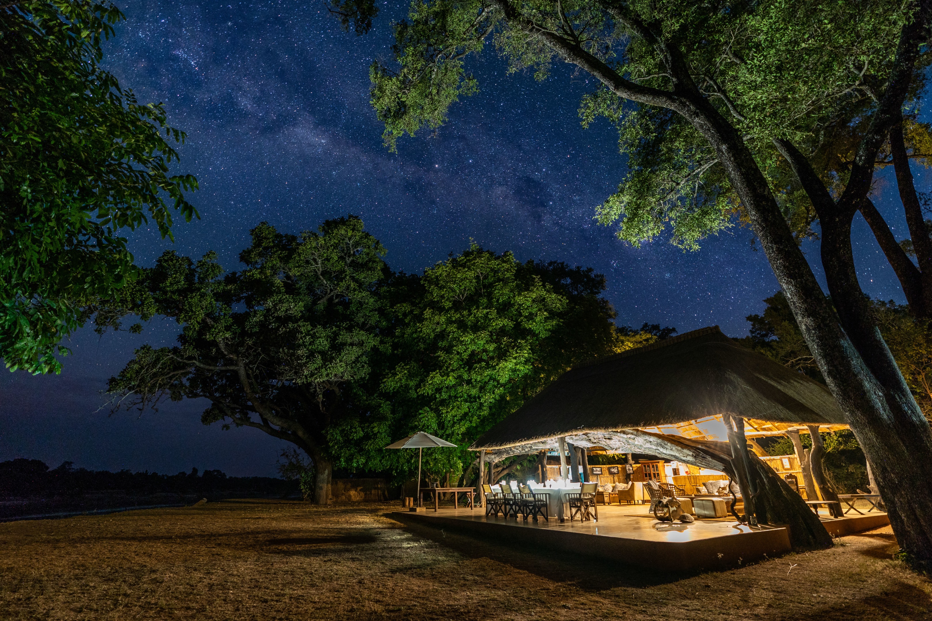 Hauptbereich bei Nacht Mchenja Camp