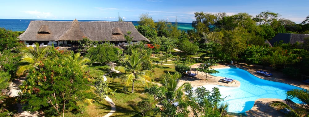 Luftaufnahme von Kinondo Kwetu mit Pool, Garten und Blick aufs Meer