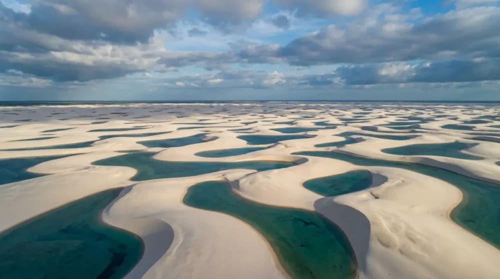 Weisse Sandduenen mit tuerkisblauen Suesswasserlagunen in den Lencoeis Maranhenses waehrend der besten Besuchszeit Juni bis August