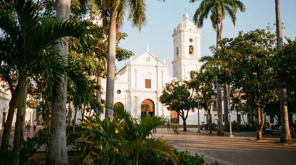 Kathedrale Basílica Menor am Parque Bolívar in Santa Martas kolonialer Altstadt bei warmem Nachmittagslicht