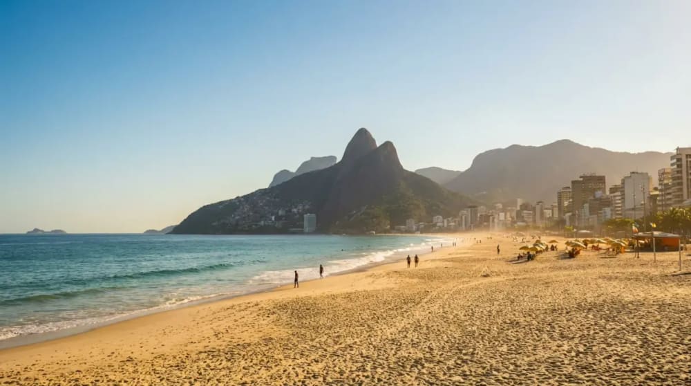 Blick auf die Copacabana in Rio de Janeiro bei klarem Himmel waehrend der Trockenzeit im Juni — beste Reisezeit fuer Brasilien