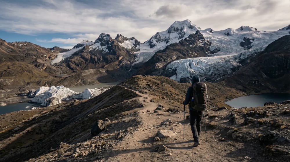 Trekker auf dem Weg zum Ritacuba Blanco mit schneebedeckten Gipfeln und Gletschern — Sierra Nevada del Cocuy Kolumbien