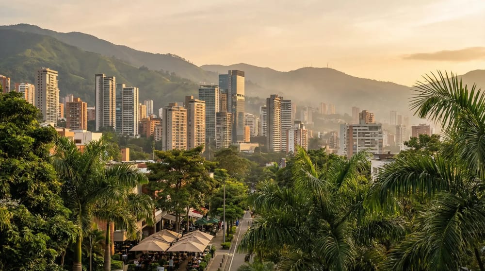 Moderne Skyline von Medellin El Poblado mit gruenen Huegeln im Hintergrund — sicheres Touristenviertel in Kolumbien
