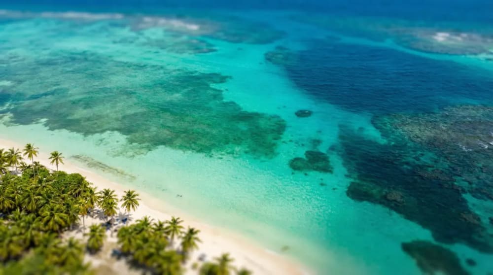 Das Mar de siete colores — Meer der sieben Farben rund um San Andres aus der Vogelperspektive, tuerkisblau bis tiefblau