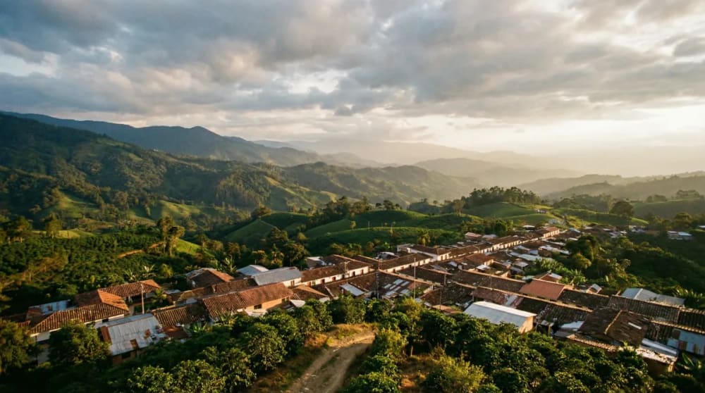 Panoramablick vom Mirador Alto de la Cruz über das Dorf Salento und die grünen Kaffeeplantagen der Kaffeeregion Kolumbien