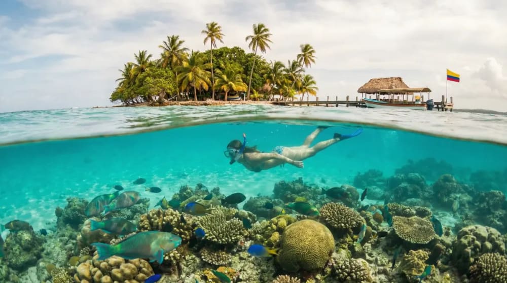 Schnorchler ueber Flachkorallen an den Islas del Rosario mit tuerkisblauem Karibikwasser — Schnorcheln Kolumbien bei Cartagena