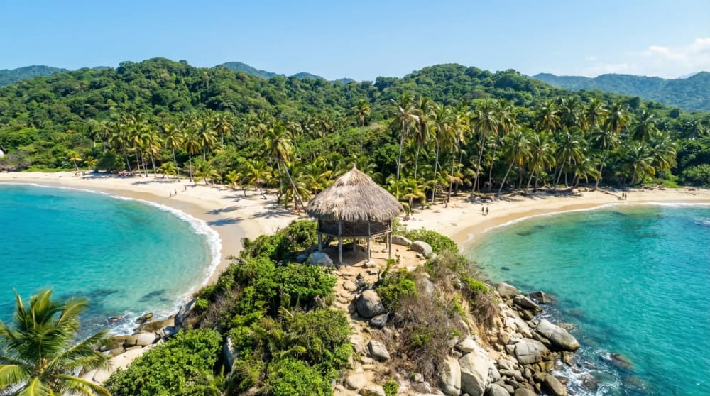 Tuerkisblaue Karibikbucht Cabo San Juan im Tayrona-Nationalpark mit Palmen und dichtem Regenwald — Kolumbien Nationalparks