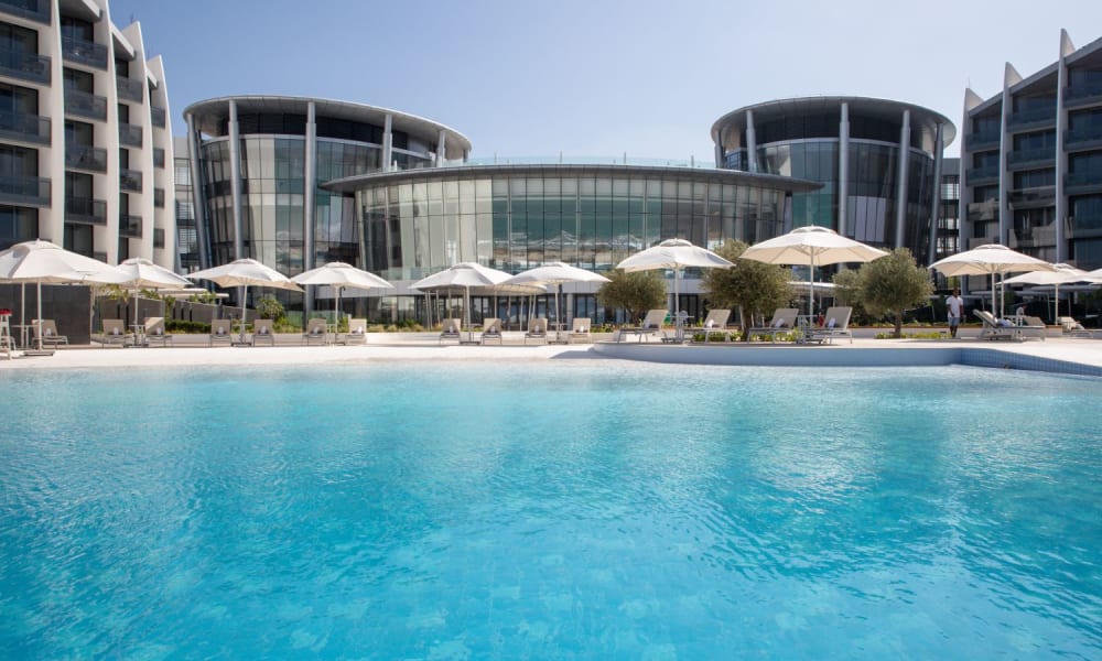 Luxushotel mit großem swimmingpool und moderner Architektur auf Saadiyat Island.