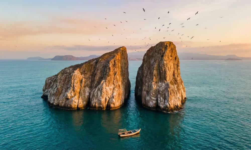 Kicker Rock (Leon Dormido) — zwei 153 Meter hohe Felsnadeln im Pazifik vor San Cristobal, Galapagos-Inseln