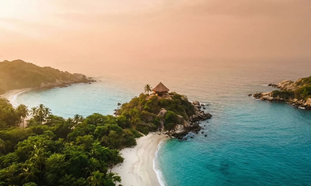 Cabo San Juan im Tayrona Nationalpark — zwei türkisfarbene Buchten mit Palmenhütte und Karibik-Regenwald