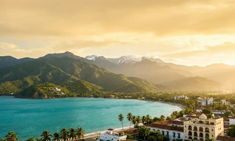Bucht von Santa Marta Kolumbien mit Sierra Nevada de Santa Marta im Hintergrund bei goldenem Abendlicht