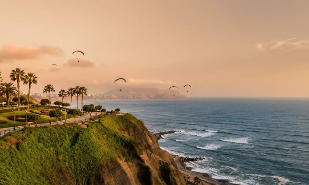 Lima Peru — Panoramablick über die Klippen von Miraflores mit dem Pazifik im goldenen Abendlicht