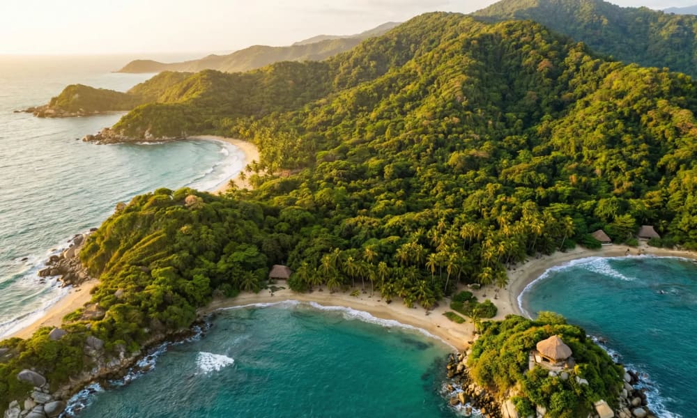 Dichter Regenwald trifft auf tuerkisblaue Karibikbuchten im Tayrona-Nationalpark — Kolumbien Nationalparks