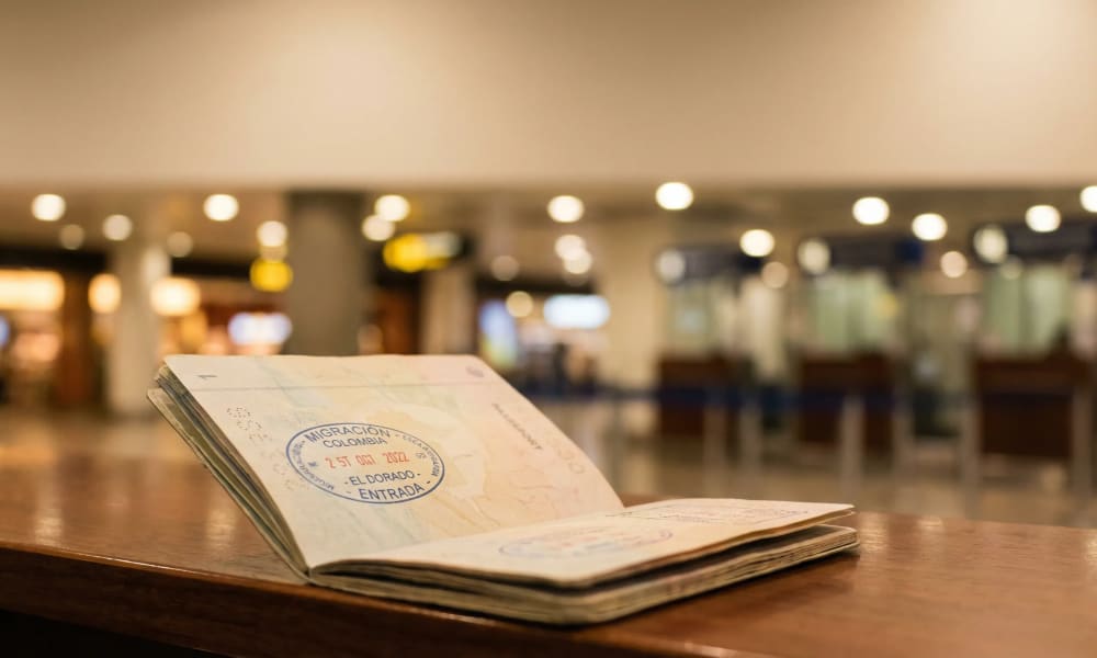 Reisepass mit kolumbianischem Einreisestempel am Flughafen Bogota El Dorado — Einreise Kolumbien fuer deutsche Reisende