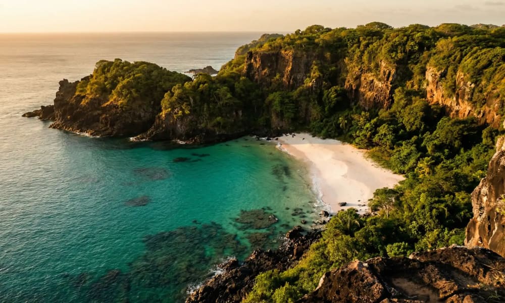 Kristallklares türkisfarbenes Wasser und Felsformationen der Baía do Sancho auf Fernando de Noronha