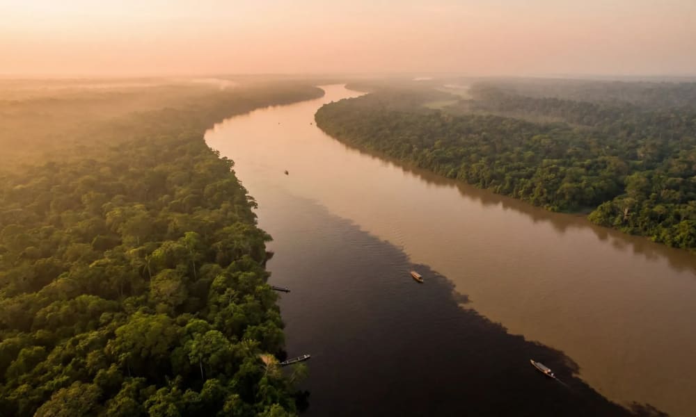 Luftaufnahme der Begegnung der Wasser bei Manaus — der schwarze Rio Negro trifft auf den sandfarbenen Rio Solimoes, ohne sich zu vermischen