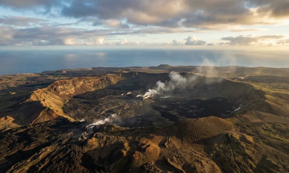 Panoramablick ueber den Sierra Negra Vulkankrater auf Isabela — zweitgroesste aktive Caldera der Welt, Galapagos-Inseln