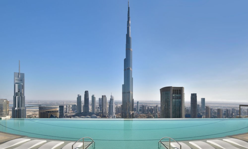 Aussicht auf die Skyline von Dubai mit dem Burj Khalifa vom Dachpool.