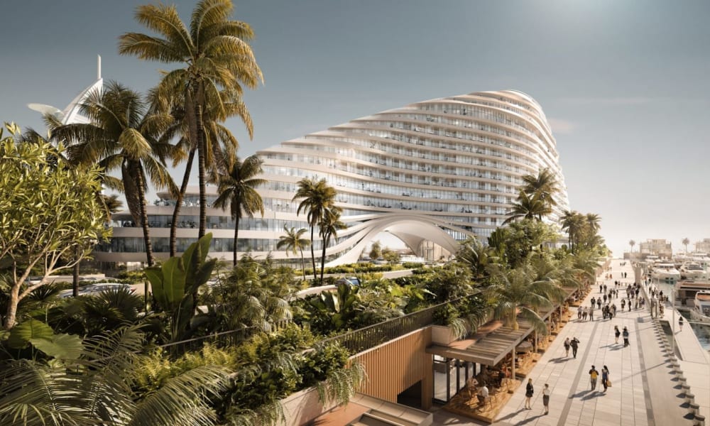 Ein luxuriöses Hotel mit modernem, geschwungenem Design, umgeben von Palmen in der Nähe eines Yachthafens.