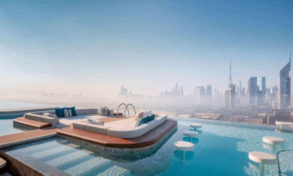 Luxuriöser Dachpool mit Blick auf die Skyline von Dubai, mit modernem Sitzbereich und schwimmenden Hockern.