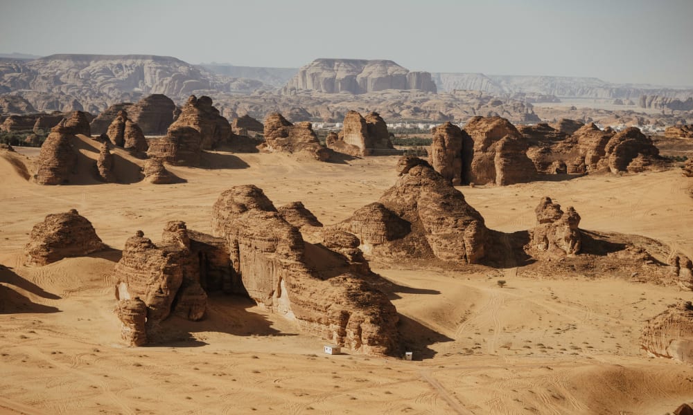 Felsformationen in einer Wüstenlandschaft im AlUla Ashar Tal Nationalpark.