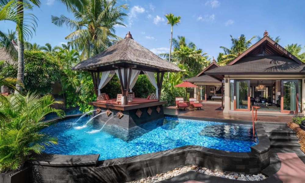 Luxuriöses Resort mit privatem Pool, tropischer Landschaft und einem Strohdach-Gazebo in Bali.