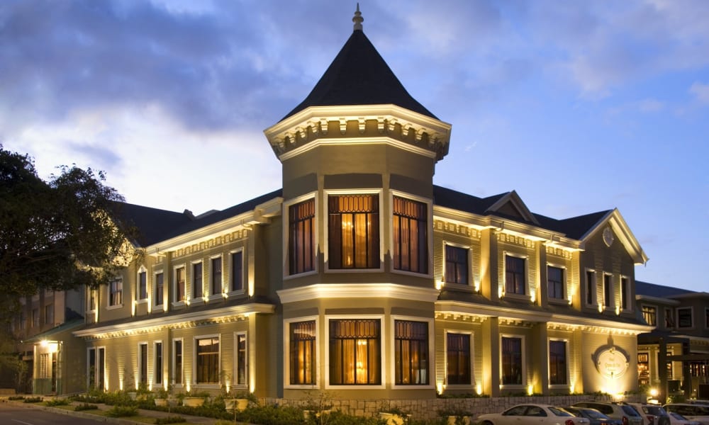 Elegantes Hotelgebäude mit Turm und warmem Außenlicht am Abend in San José, Costa Rica.