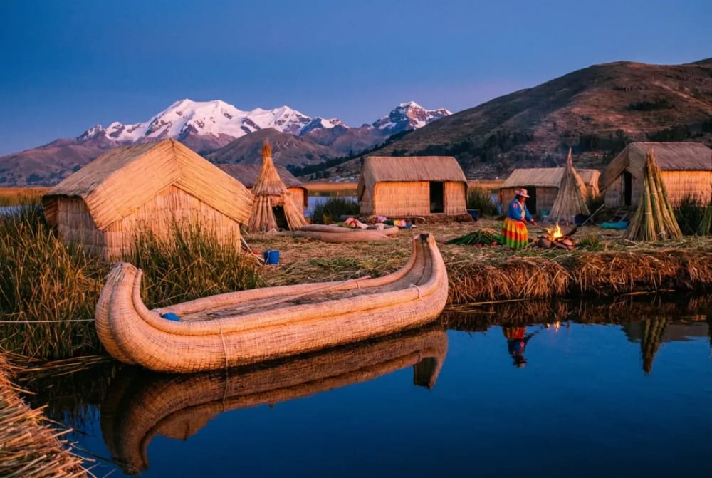 Uros-Schilfinseln auf dem tiefblauen Titicacasee mit traditionellem Totora-Boot