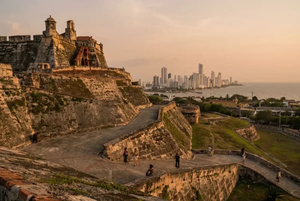 Massive Festungsmauern des Castillo San Felipe de Barajas mit Panoramablick über Cartagena de Indias und das Karibische Meer