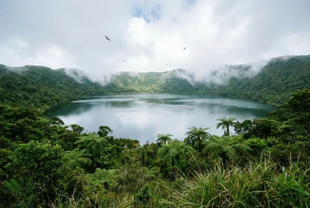 Laguna El Junco — einziger permanenter Suesswassersee der Galapagos-Inseln im Hochland von San Cristobal auf 700 Metern Hoehe