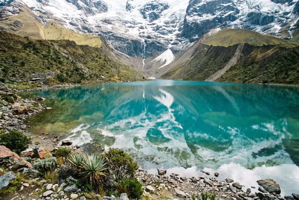 Türkis leuchtender Humantay-See auf 4.200 Metern am Fuß des Humantay-Gletschers in der Cordillera de Vilcabamba