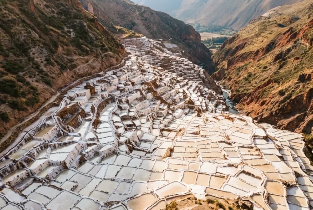 Die weißen Salzterrassen von Maras im Heiligen Tal Perus, angelegt seit der Wari-Zeit