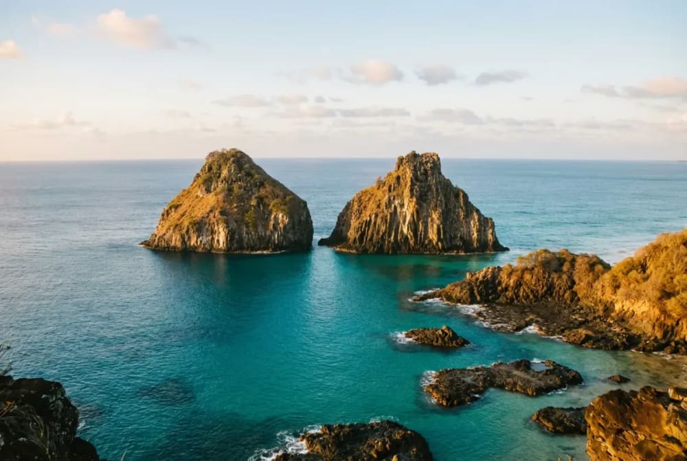 Morro Dois Irmãos über der Baía do Sancho auf Fernando de Noronha im Abendlicht