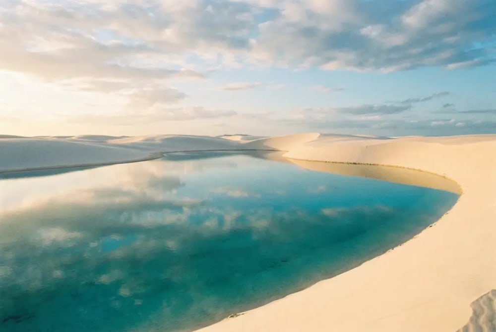 Lagoa Azul in den Lençóis Maranhenses mit türkisfarbenem Wasser zwischen weißen Quarzsanddünen