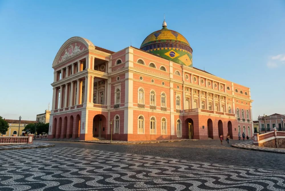Teatro Amazonas in Manaus — das historische Opernhaus mit der ikonischen Kuppel in den Farben der brasilianischen Flagge, erbaut 1896 waehrend des Kautschuk-Booms