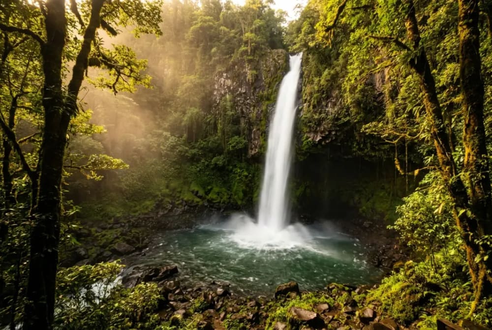 Der 70 Meter hohe La Fortuna Wasserfall stürzt in einen türkisen Pool im tropischen Canyon