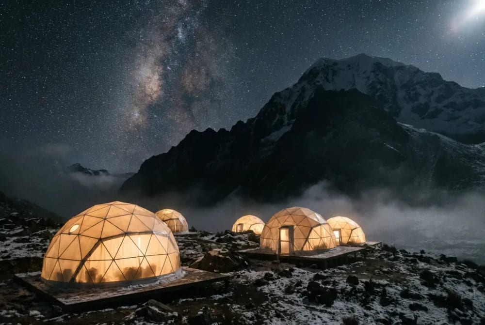 Sky-Dome-Glamping-Kuppel auf dem Salkantay-Trek unter dem Sternenhimmel der peruanischen Anden