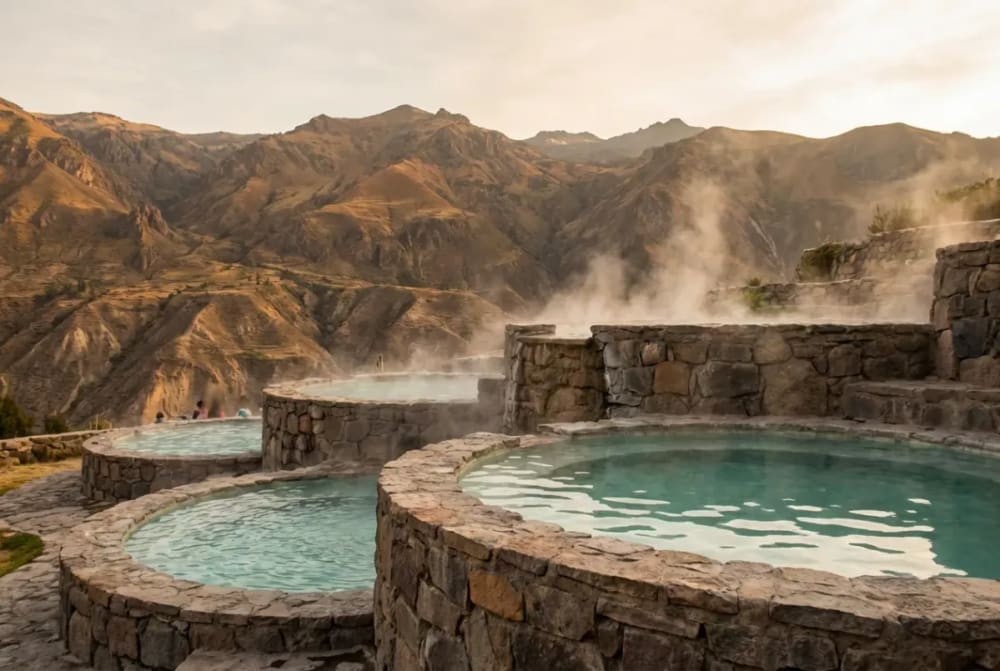 Die dampfenden Becken der Thermalbäder La Calera vor der Bergkulisse des Colca-Tals