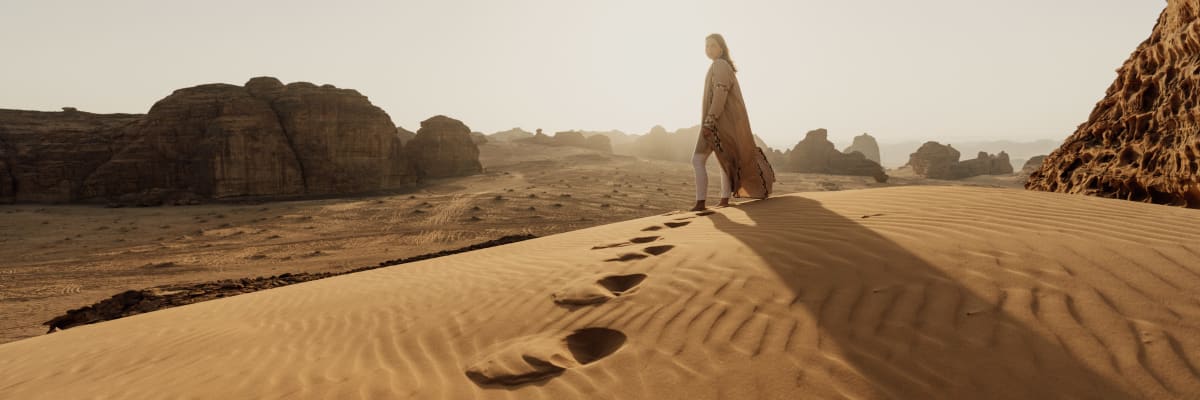 Mädchen auf einer Sanddüne in AlUla