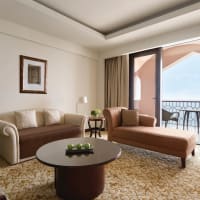 Luxuriöses Hotelzimmer mit großem Balkon, eleganten Möbeln und Meeresblick