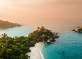 Cabo San Juan im Tayrona Nationalpark — zwei türkisfarbene Buchten mit Palmenhütte und Karibik-Regenwald