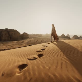 Mädchen auf einer Sanddüne in AlUla