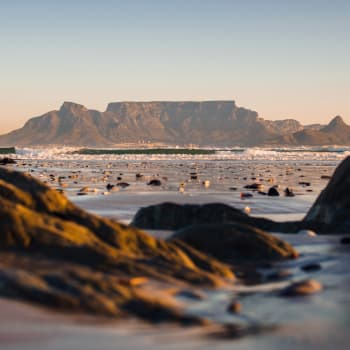 Steine mit Meer und der Tafelberg im Hintergrung