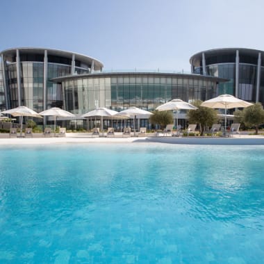 Luxushotel mit großem swimmingpool und moderner Architektur auf Saadiyat Island.