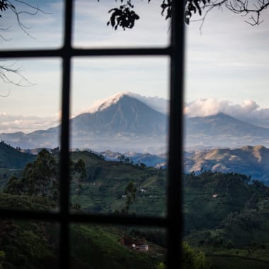 Blick aus dem Fenster auf eine Vulkanlandschaft