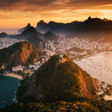 Luftaufnahme des Zuckerhuts mit der Copacabana-Bucht und dem Atlantik im warmen Licht der goldenen Stunde in Rio de Janeiro