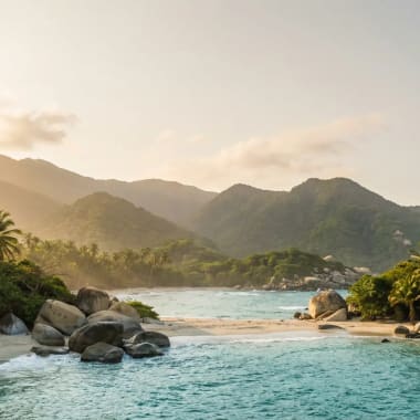 Tuerkisblaues Meer und Kokospalmen am Strand des Tayrona-Nationalparks an Kolumbiens Karibikkueste waehrend der Trockenzeit
