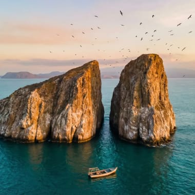 Kicker Rock (Leon Dormido) — zwei 153 Meter hohe Felsnadeln im Pazifik vor San Cristobal, Galapagos-Inseln