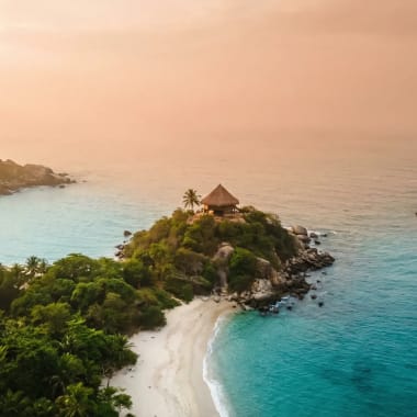 Cabo San Juan im Tayrona Nationalpark — zwei türkisfarbene Buchten mit Palmenhütte und Karibik-Regenwald