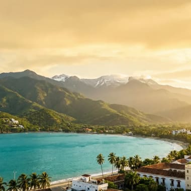 Bucht von Santa Marta Kolumbien mit Sierra Nevada de Santa Marta im Hintergrund bei goldenem Abendlicht